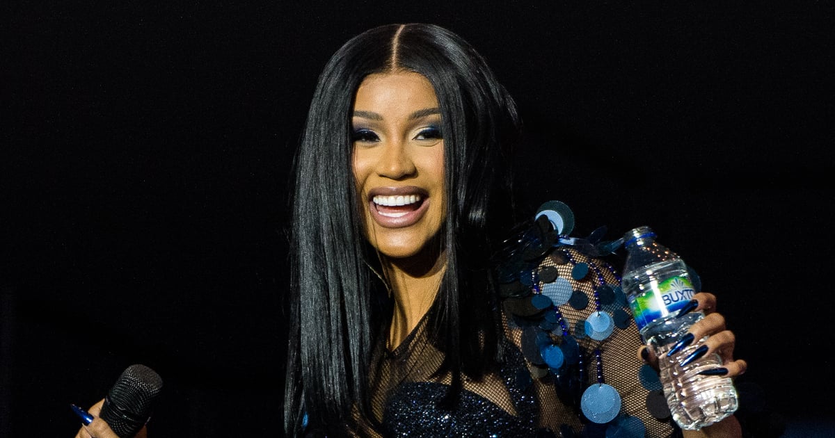 Cardi B porte une combinaison rose à découpes au Hot 97 Summer Jam