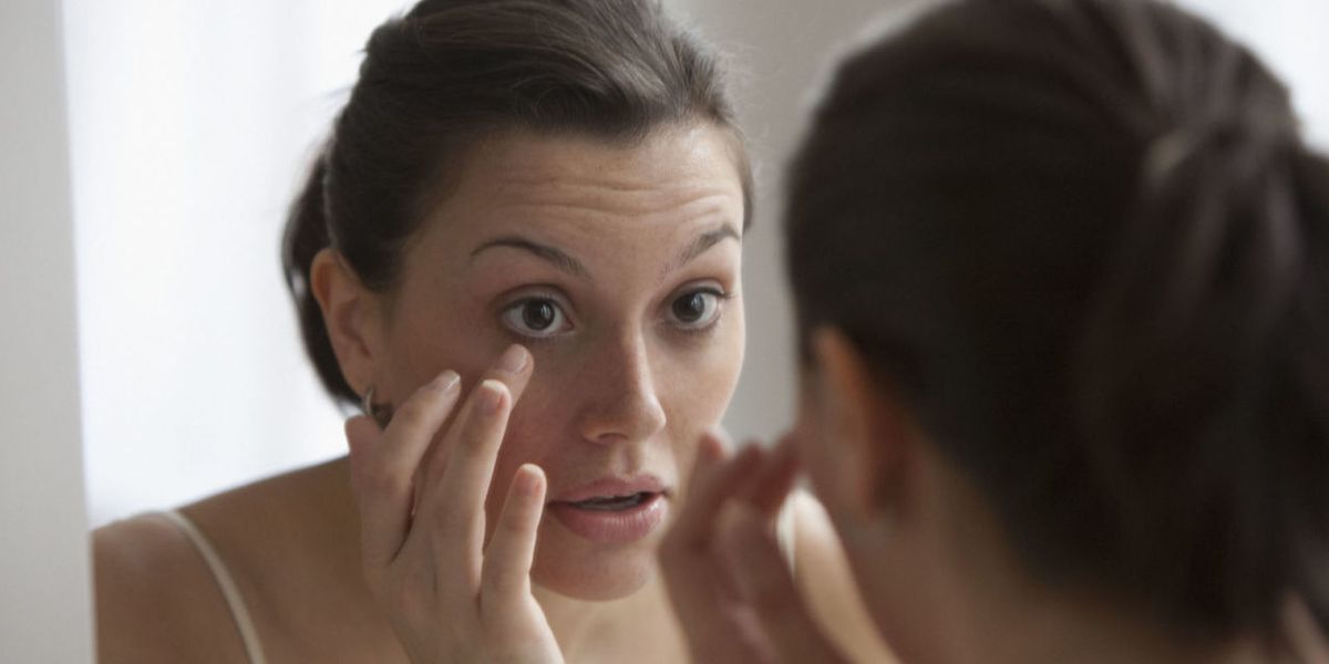 Comment se débarrasser des yeux gonflés, selon les dermatologues