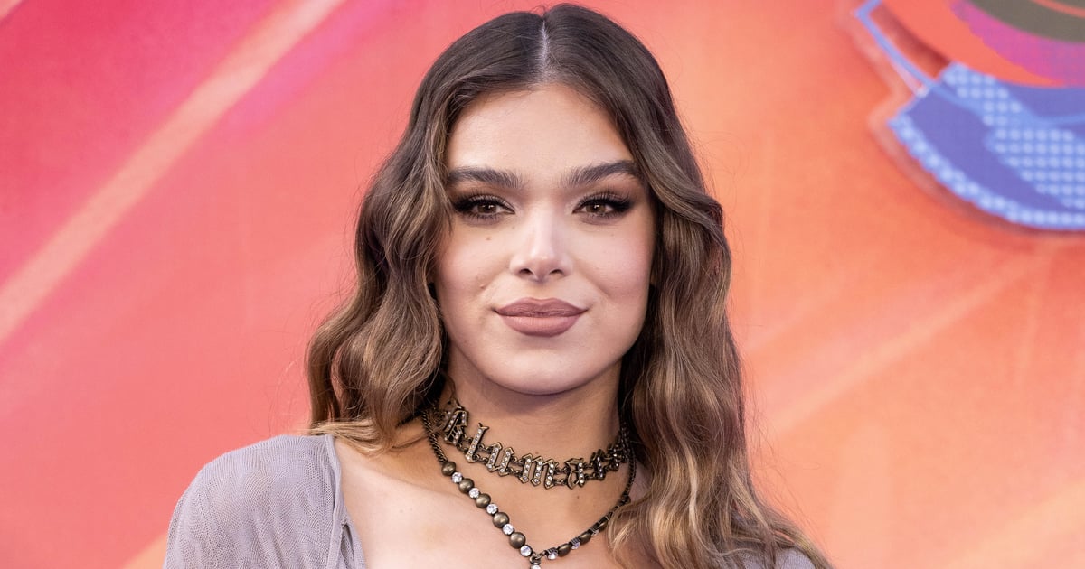 Hailee Steinfeld sort avec des bottes à plateforme très hautes