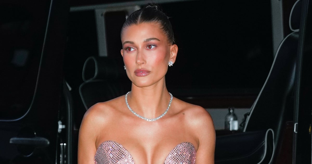 Hailey Bieber porte une robe rose scintillante à la Rhode Party à New York