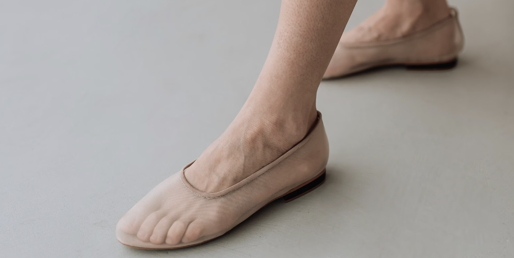 La plus grande tendance de chaussures d'été est une ballerine en maille