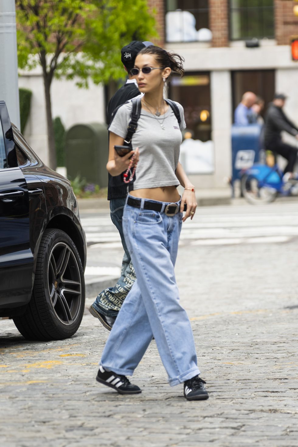bella hadid portant des baskets adidas sambas