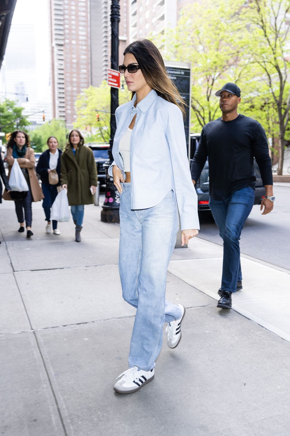 Kendall Jenner portant des sambas adidas lors d'une promenade à New York