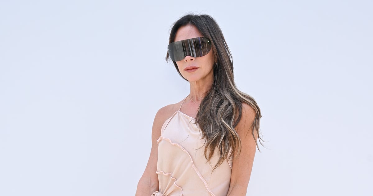 Victoria Beckham portant des bottes MSCHF x Cros Big Yellow