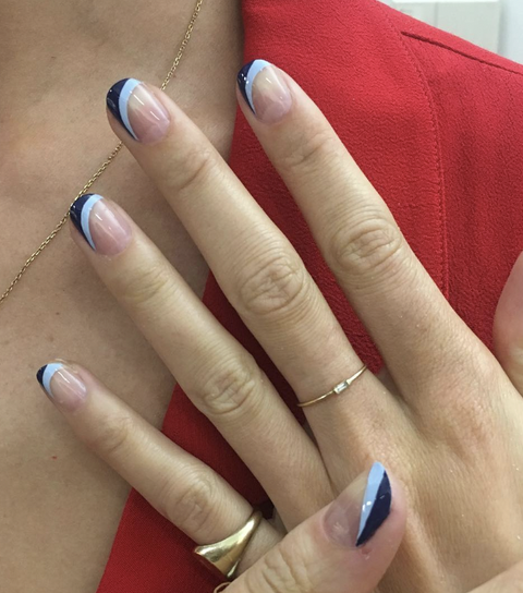 une manucure claire avec deux nuances de bleu différentes, bleu clair et bleu marine, sur le dessus de l'ongle