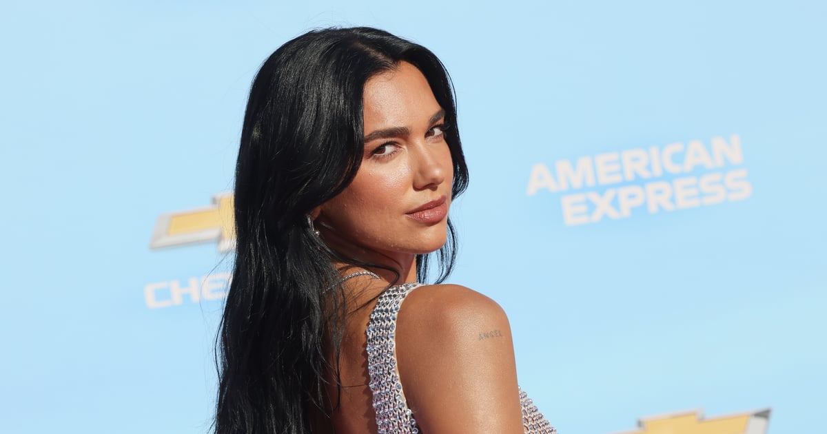 Dua Lipa va sans soutien-gorge dans une robe nue Bottega Veneta