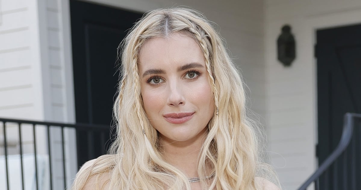 Emma Roberts montre ses tatouages ​​dans une robe Valentino découpée