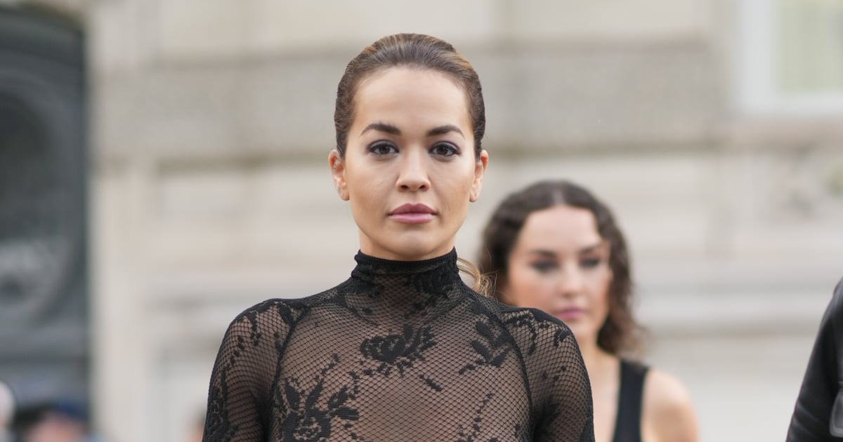Rita Ora porte un haut court et une jupe à illusion d'optique
