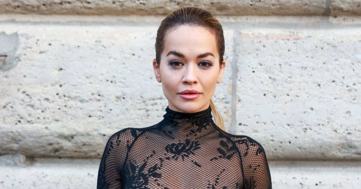 Rita Ora va sans soutien-gorge dans une robe transparente Azzedine Alaïa