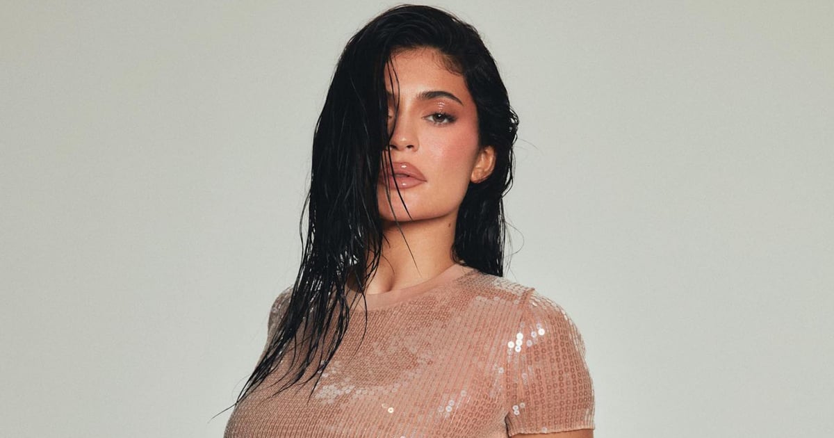 Le slip nude et le haut à sequins de Kylie Jenner pour Kylie Cosmetics