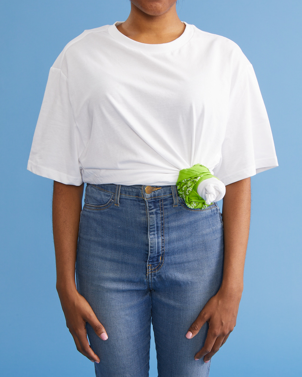 comment nouer une chemise avec une écharpe