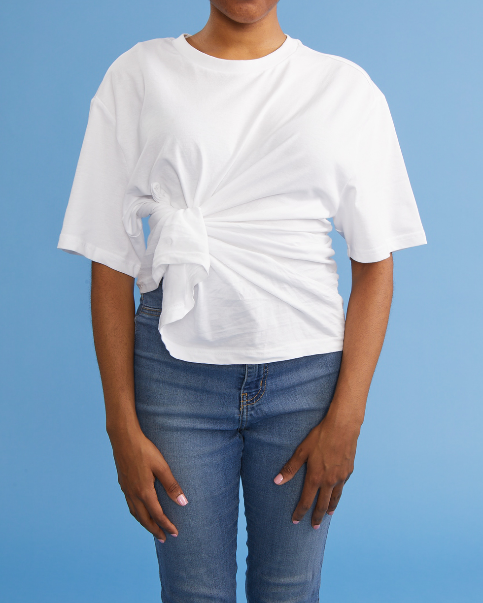 comment faire un nœud de chemise, nœud latéral à volants sur une chemise blanche