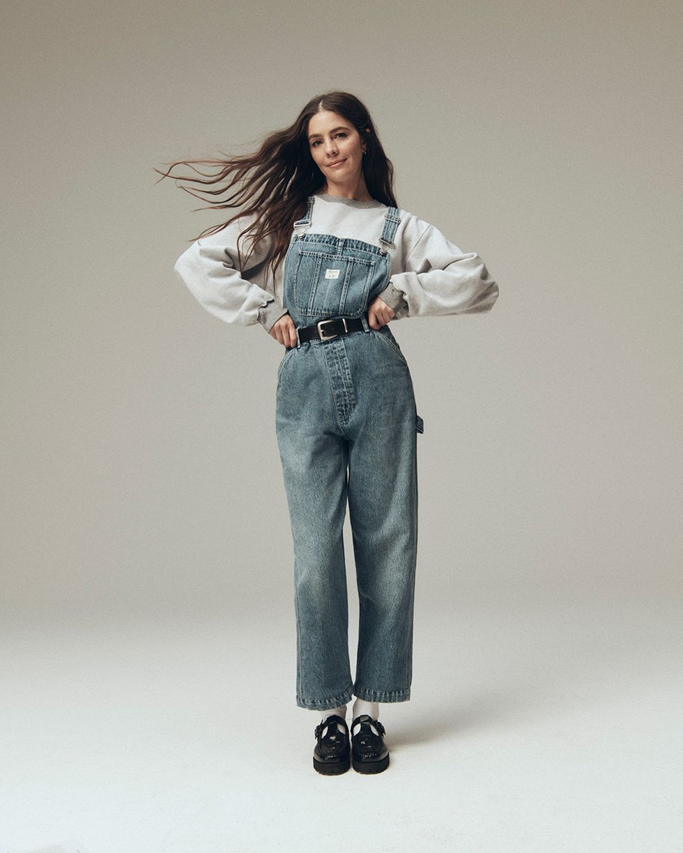 molly dickson porte une salopette de sa collaboration madewell