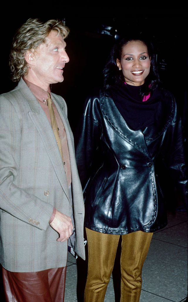 Giorgio di Sant'Angelo deux personnes devant le studio 54 pour illustrer un tour d'horizon de la mode des années 80