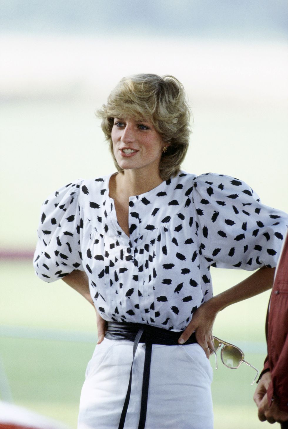Le meilleur de la mode des années 1980 pour les femmes - Tenues vintage des années 80 et tendances de la mode Diana Spencer lors d'un match de polo dans un haut à motifs blancs et une jupe blanche