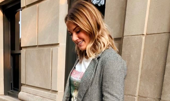 Un blazer et un t-shirt graphique sont ma combinaison préférée