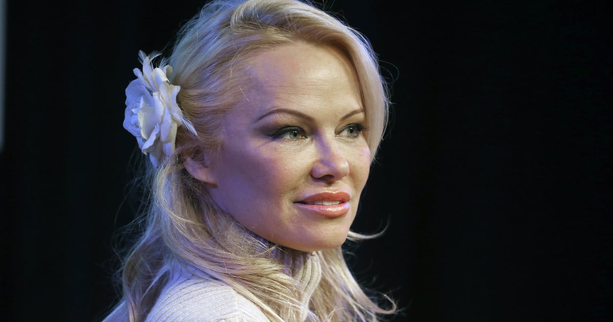 Pamela Anderson explique pourquoi elle a commencé à porter moins de maquillage