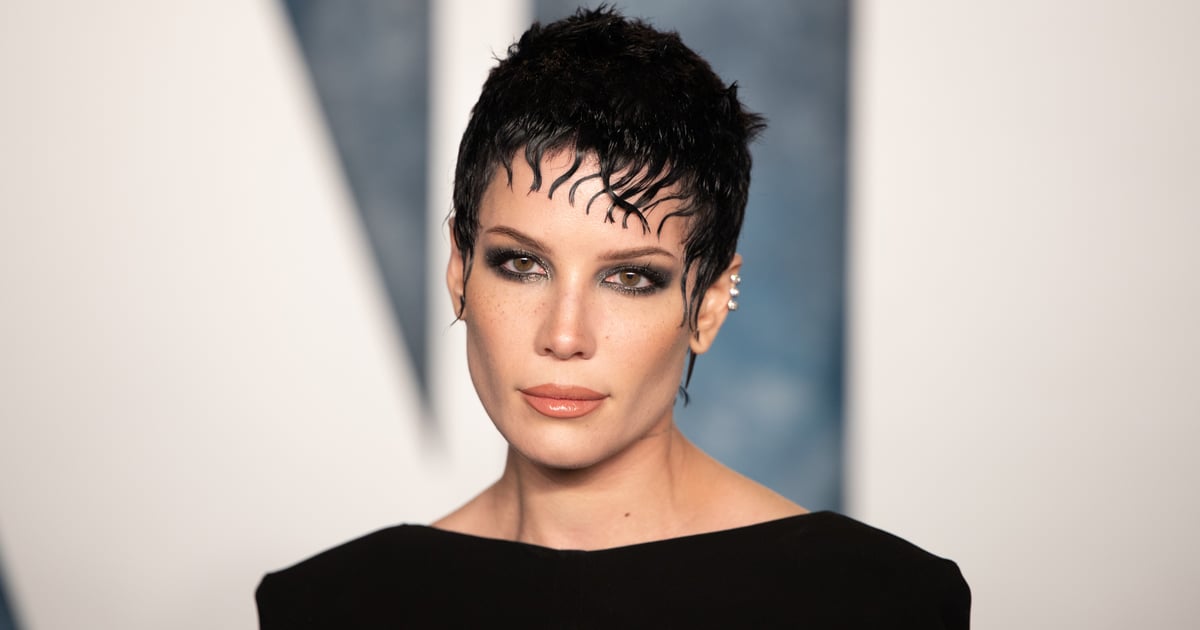 La coiffure bouffante bouclée de Halsey lors d'un goûter d'anniversaire