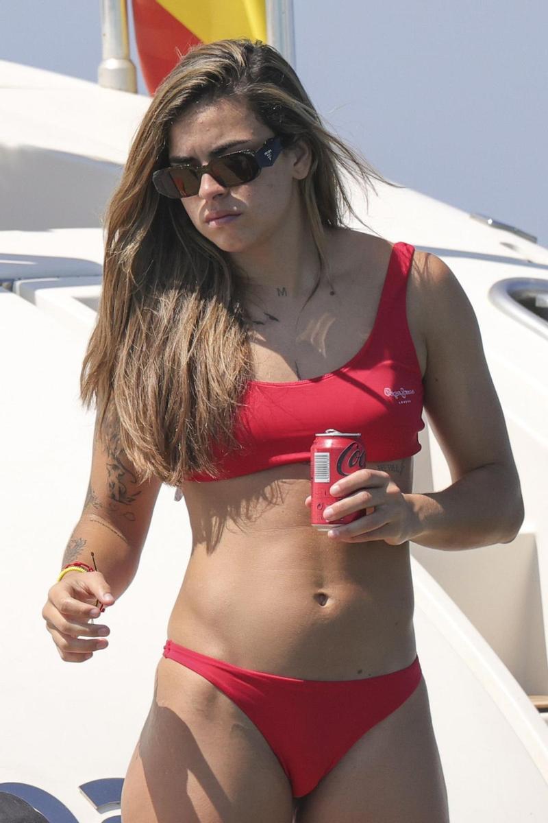 Misa Rodríguez en bikini Pepe Jeans rouge à Ibiza avec les champions du monde