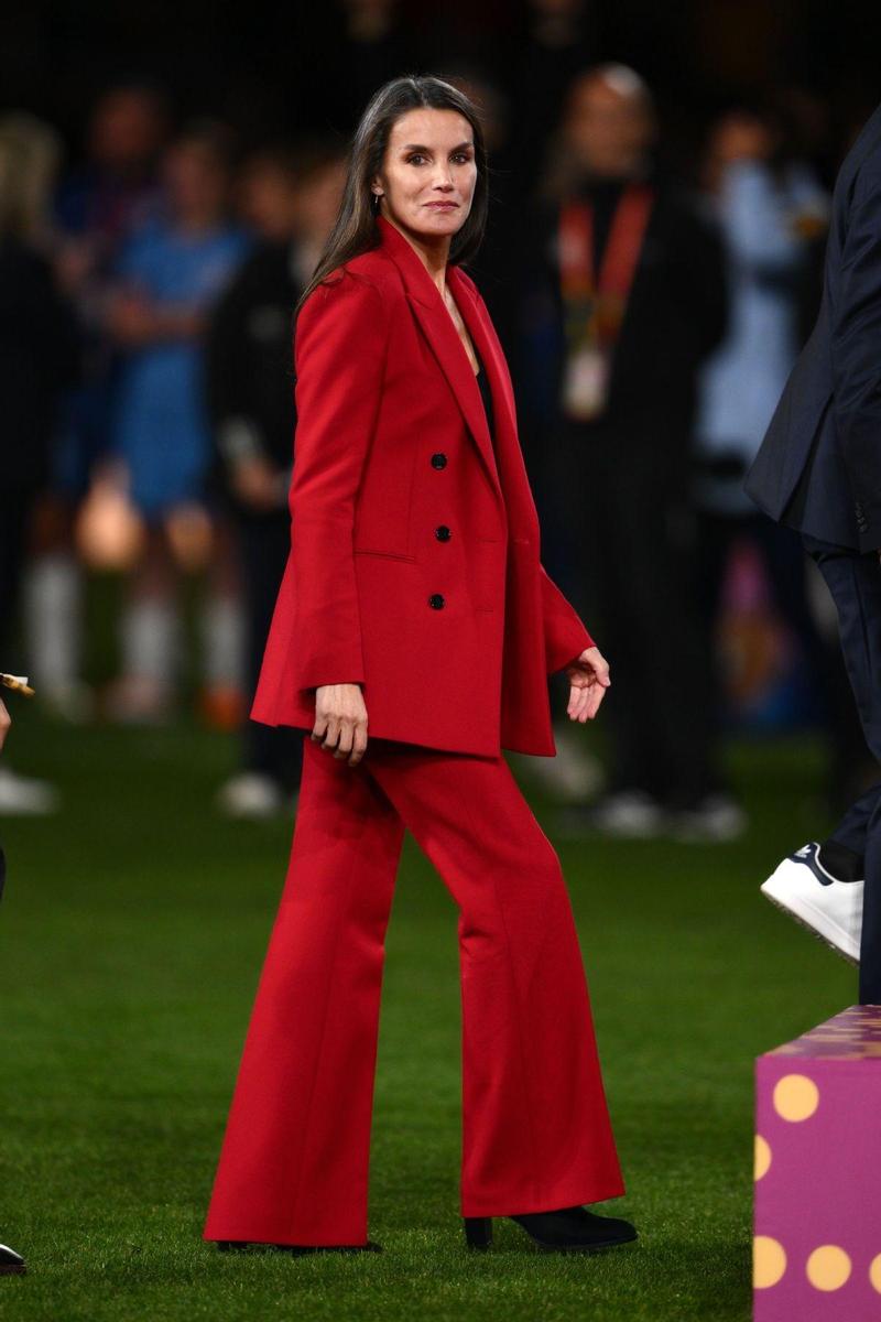 La reine Letizia dans un costume rouge Hugo Boss à Sydney