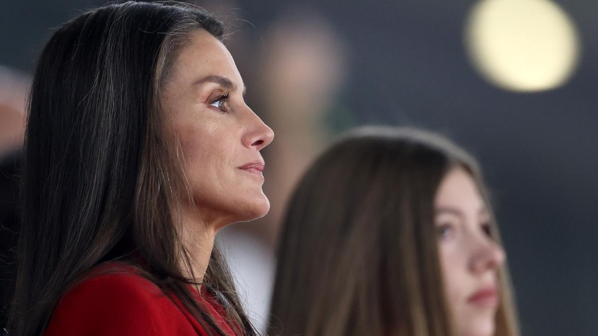 La reine Letizia avec le costume talisman rouge pour la finale de la Coupe du monde de football