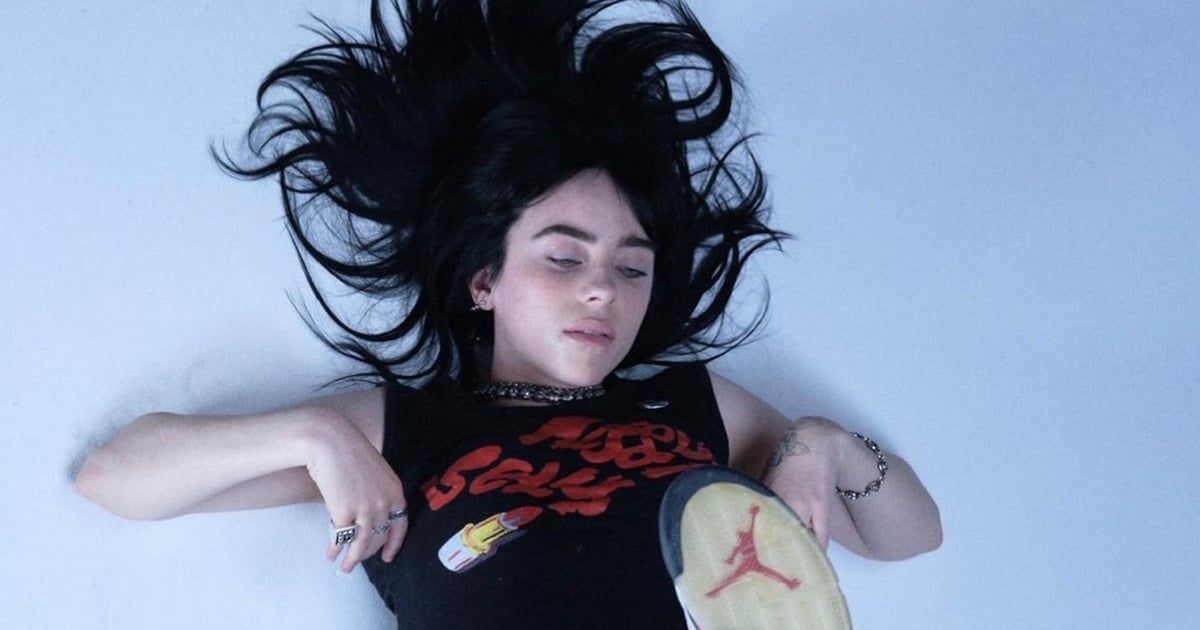 Billie Eilish porte des collants résille et des shorts camo booty