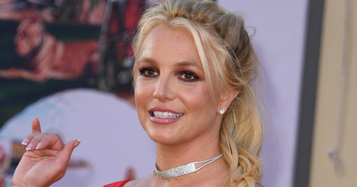 Britney Spears Bikini à carreaux jaune sur un cheval