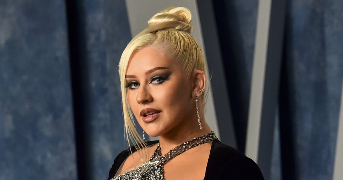 Christina Aguilera porte une minijupe rose scintillante