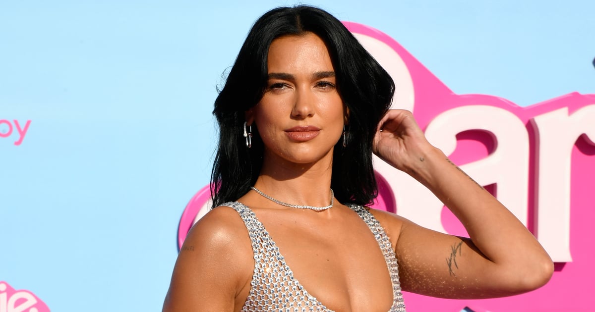 Dua Lipa fête son 28e anniversaire dans un look années 90