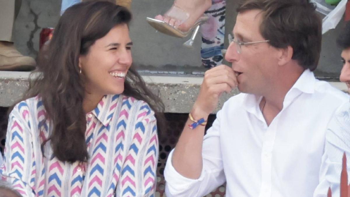 Teresa Urquijo, la petite amie d'Almeida, porte le parfait "total look" imprimé des années 70 aux taureaux pour la rentrée (et il est en vente)