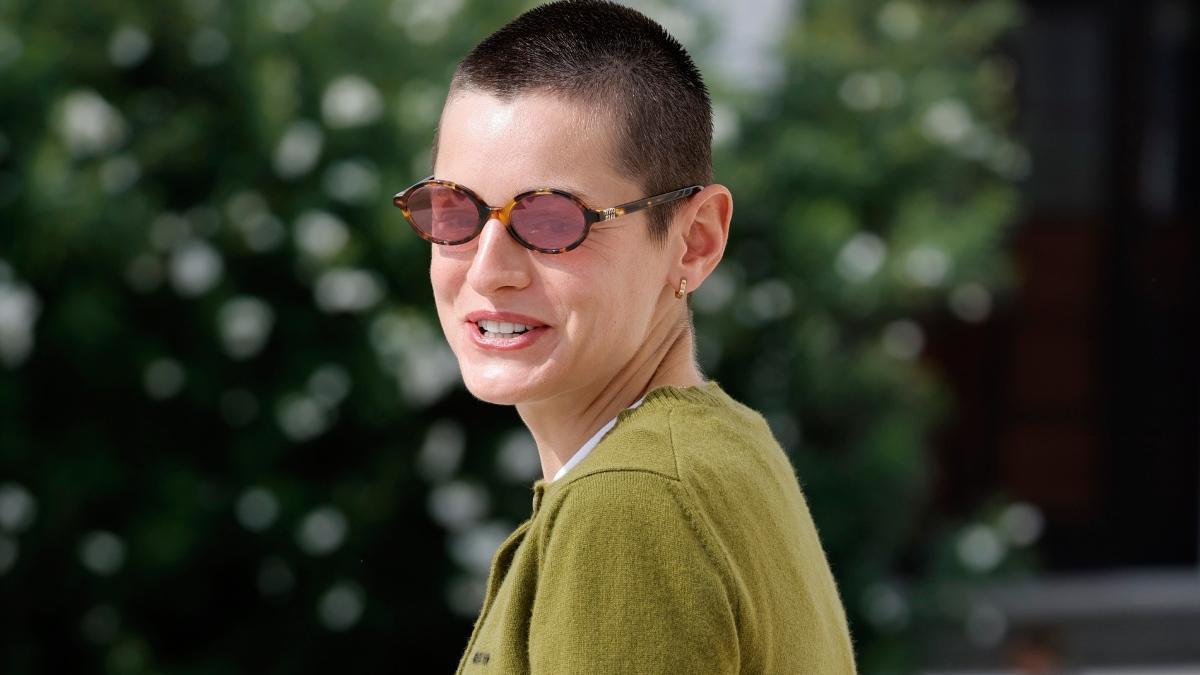 Emma Corrin rejoint la tendance du port de la culotte à la Mostra de Venise