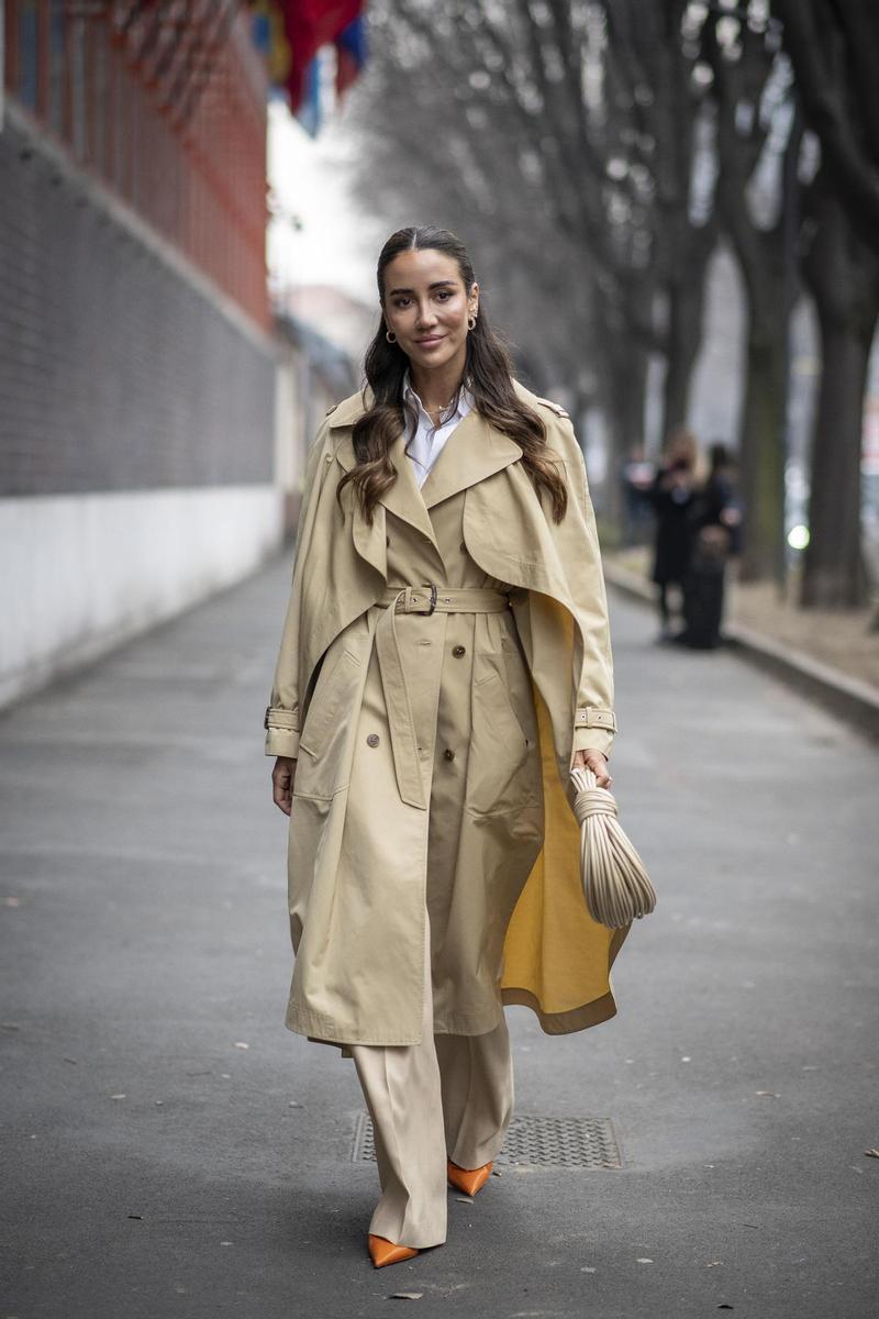 Look avec un trench-coat pour la mi-saison vu dans le « street style » de Milan