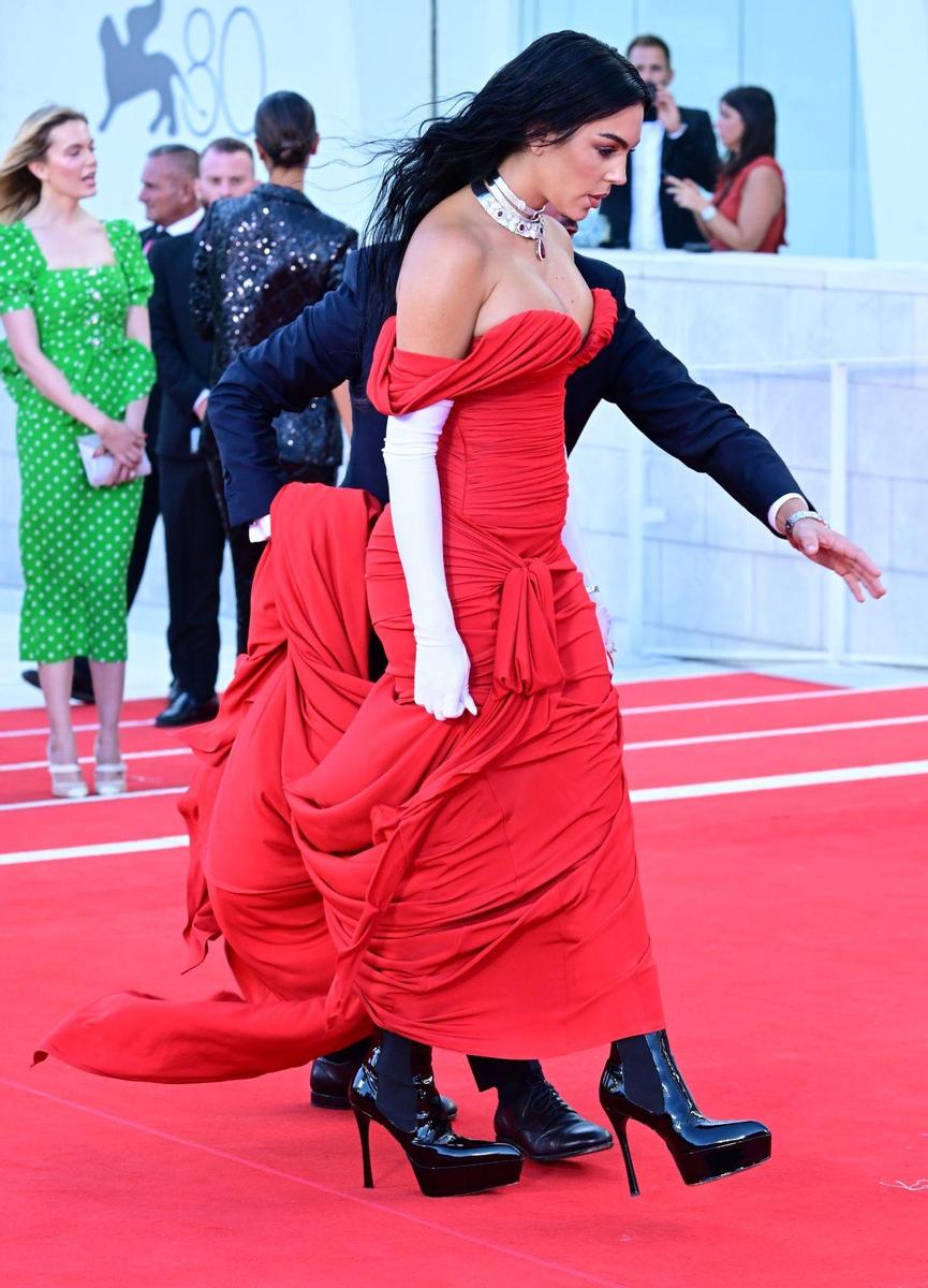 Georgina Rodríguez avec des bottes noires sur le tapis rouge de Venise