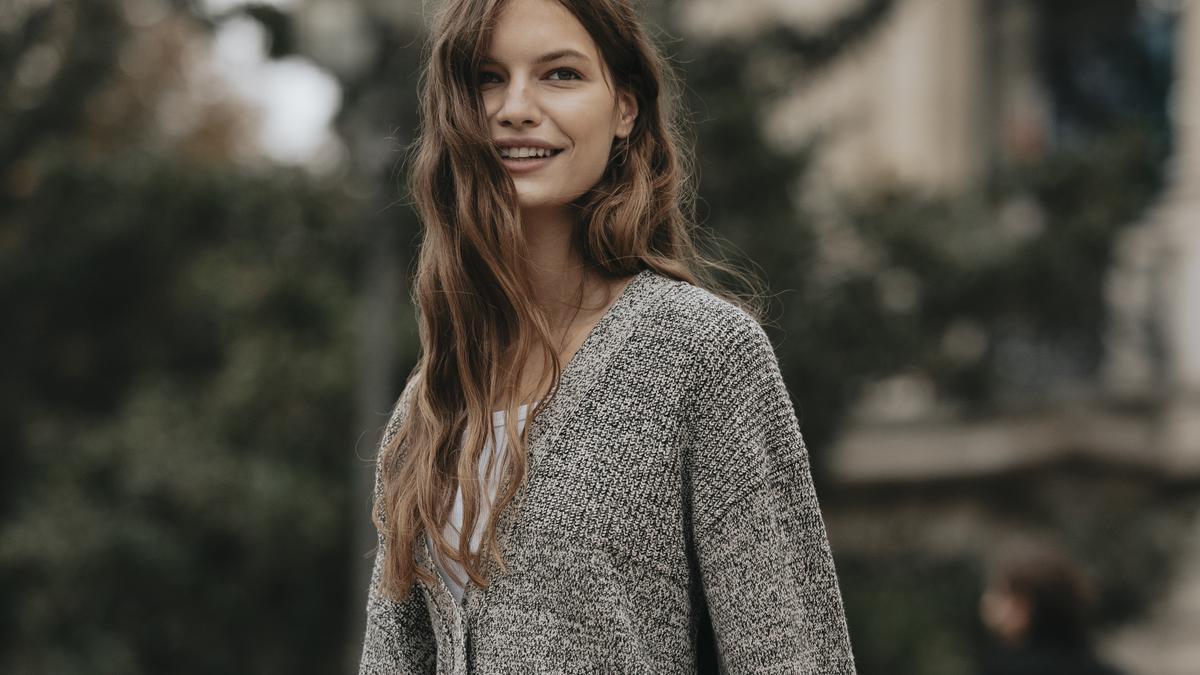 Pourquoi le cardigan va être la pièce star de l'automne 2023