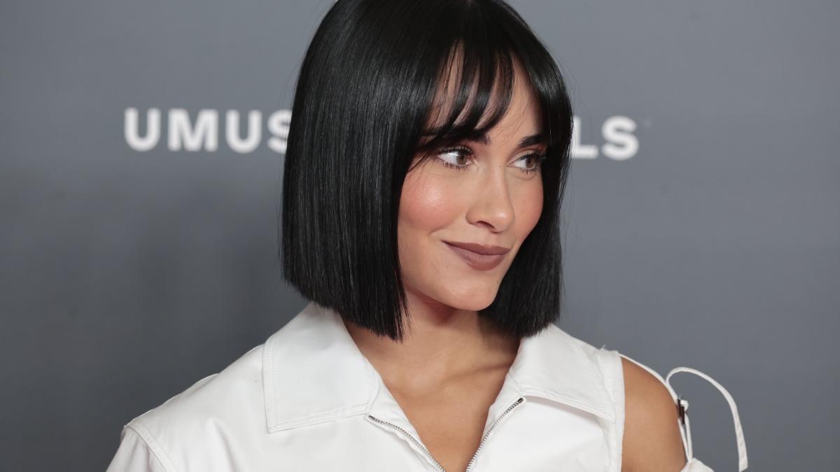 Seule Aitana est capable de donner une touche à la chemise blanche habituelle