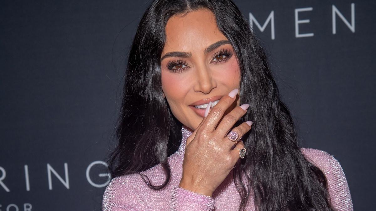 Kim Kardashian fait passer le rose Barbie à un autre niveau avec sa robe scintillante