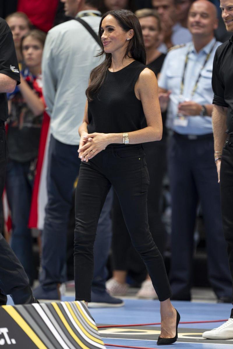 Meghan Markle en pantalon skinny noir
