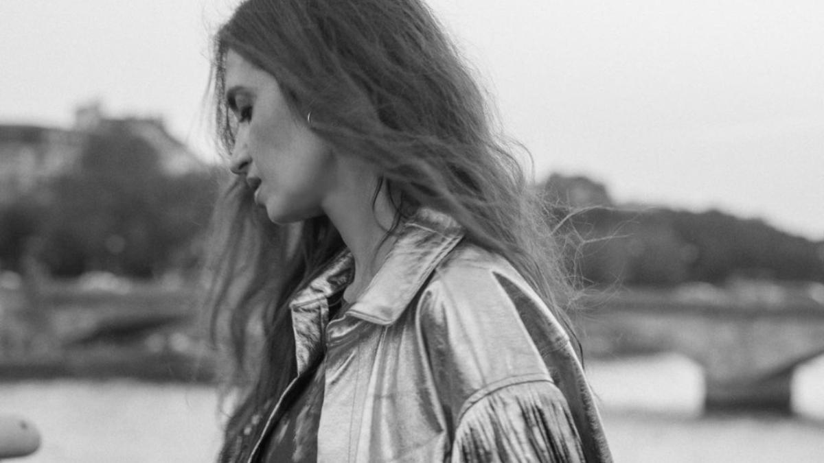 Vous aurez l'automne couvert de la veste dorée de Sara Carbonero