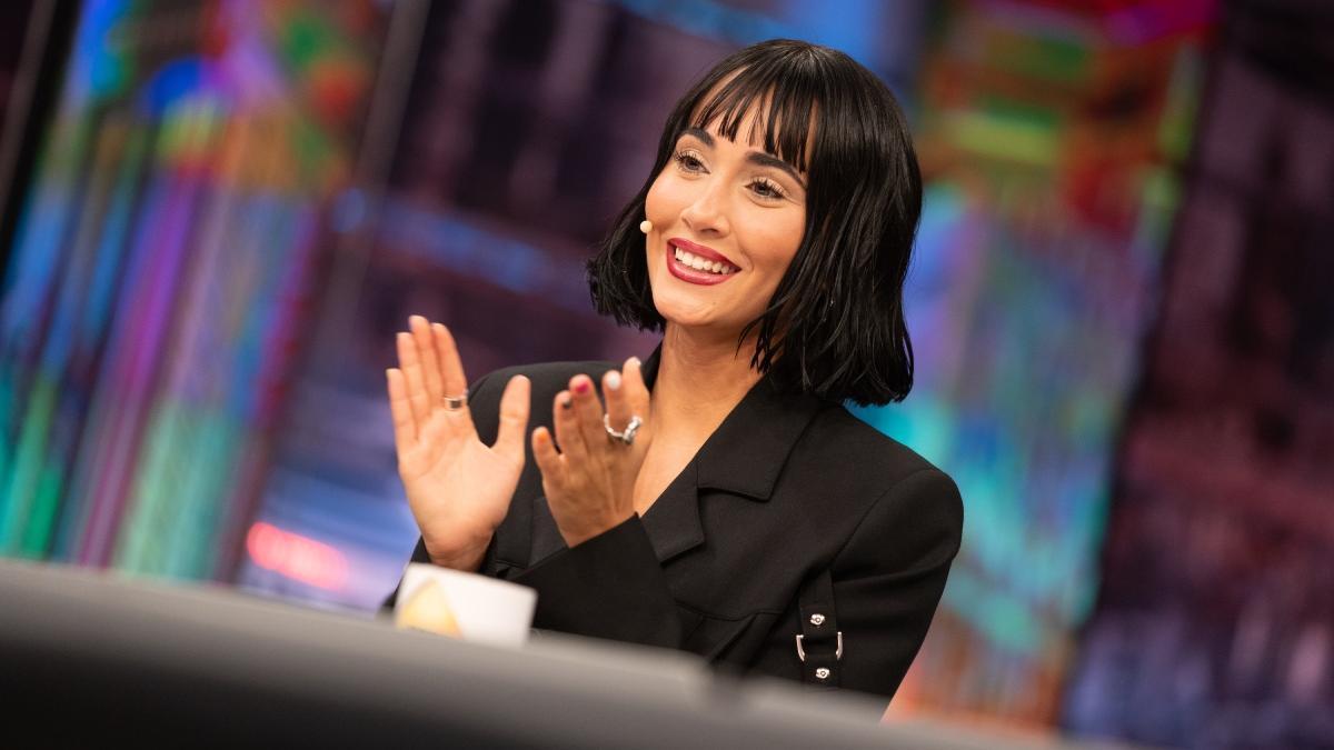 Nouvelle frange, costume cargo et bijoux « made in Spain » : le look révolutionnaire d'Aitana à El hormiguero