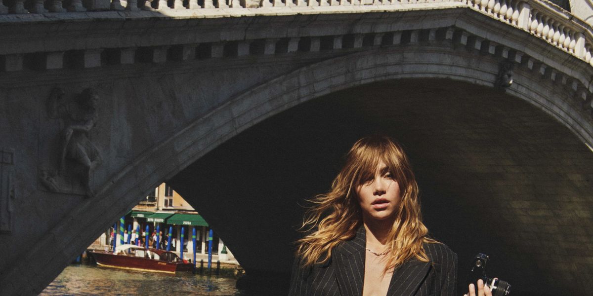 Suki Waterhouse vient de lancer une collection Golden Goose