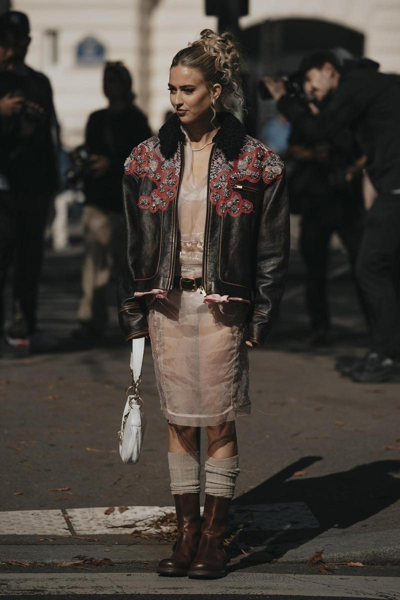 Emili Sindlev, avec des bottes motardes