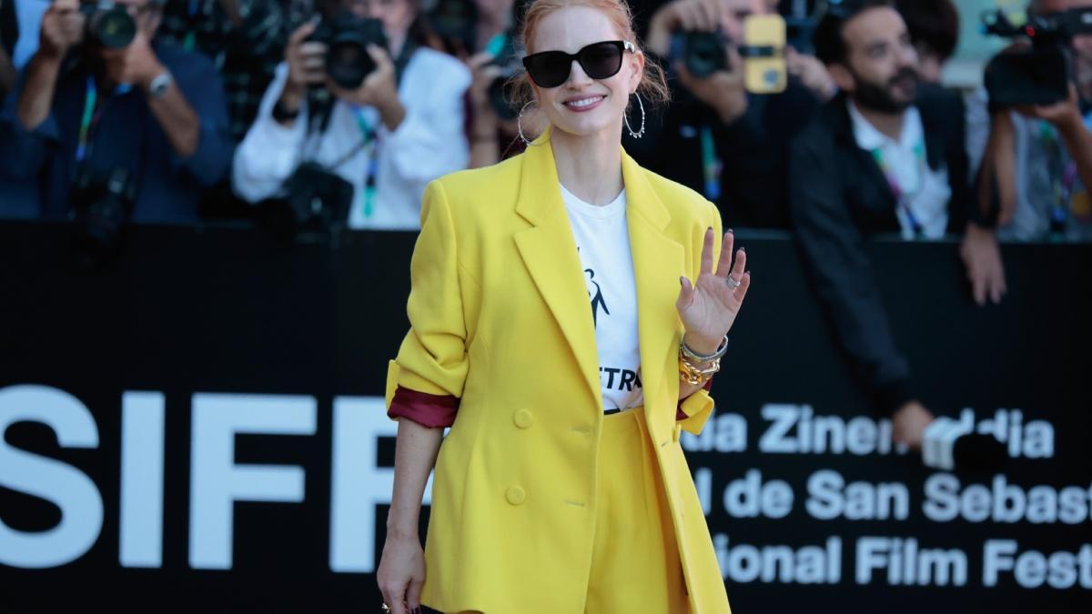 Les baskets à plateforme de Jessica Chastain sont plus belles avec un costume