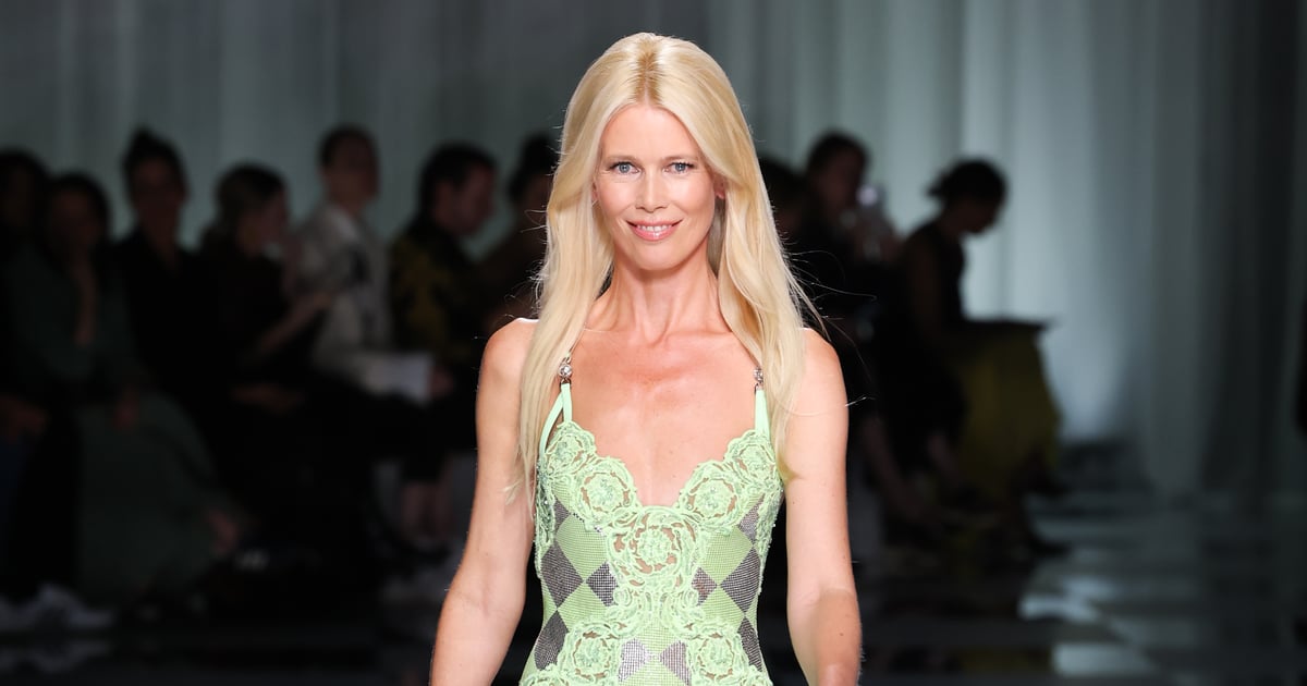 Claudia Schiffer clôture le défilé Versace printemps-été 2024 à Milan