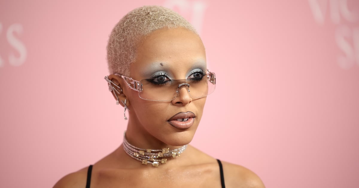 Doja Cat défonce sa robe lors de l'événement Victoria's Secret NYFW