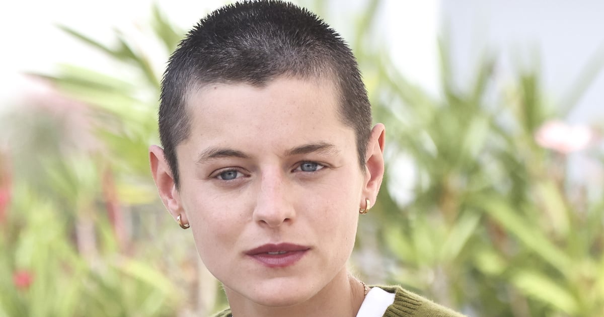 Emma Corrin porte la tendance sans pantalon à la Mostra de Venise