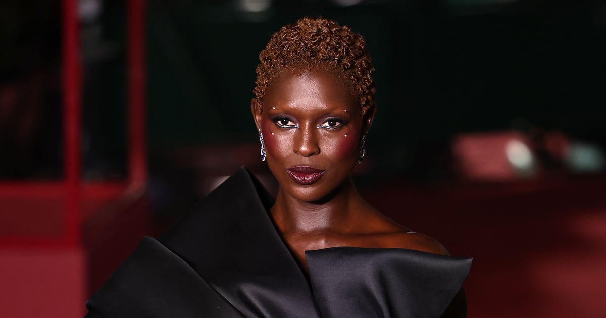 Jodie Turner-Smith porte un nœud et un string géants pour Vogue World]
