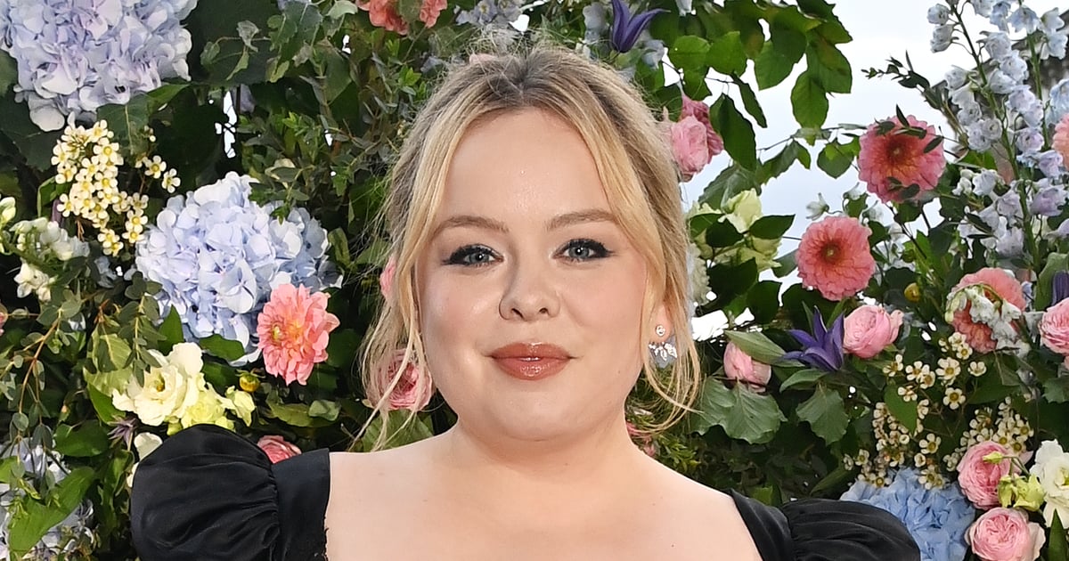 Nicola Coughlan porte une robe plongeante Rodarte