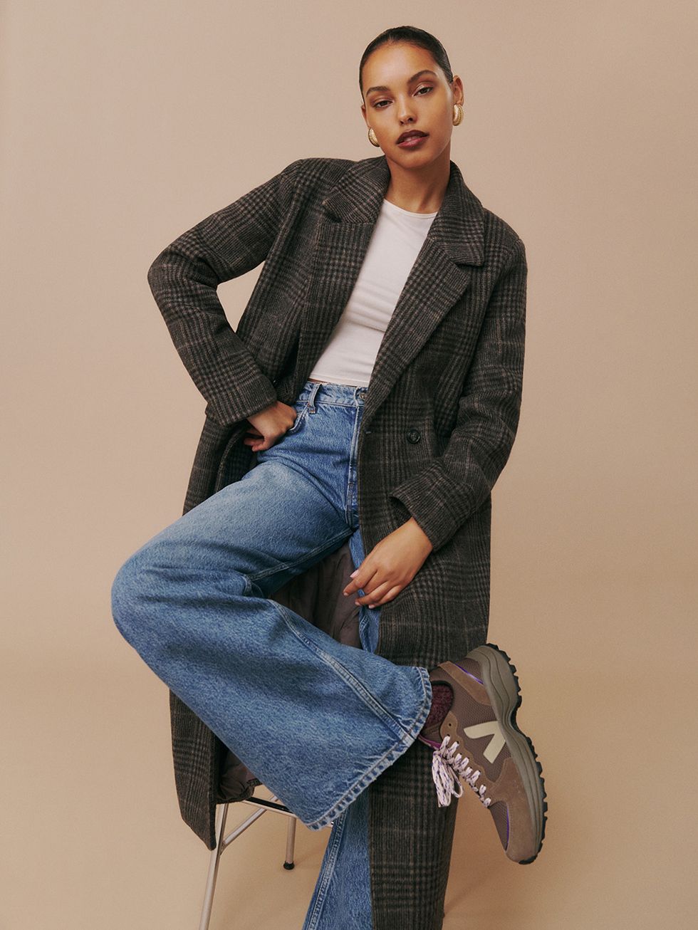 une personne portant un costume et un jean