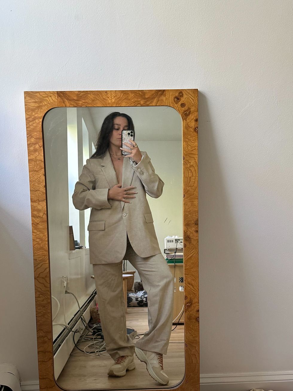 un homme prenant un selfie dans le miroir