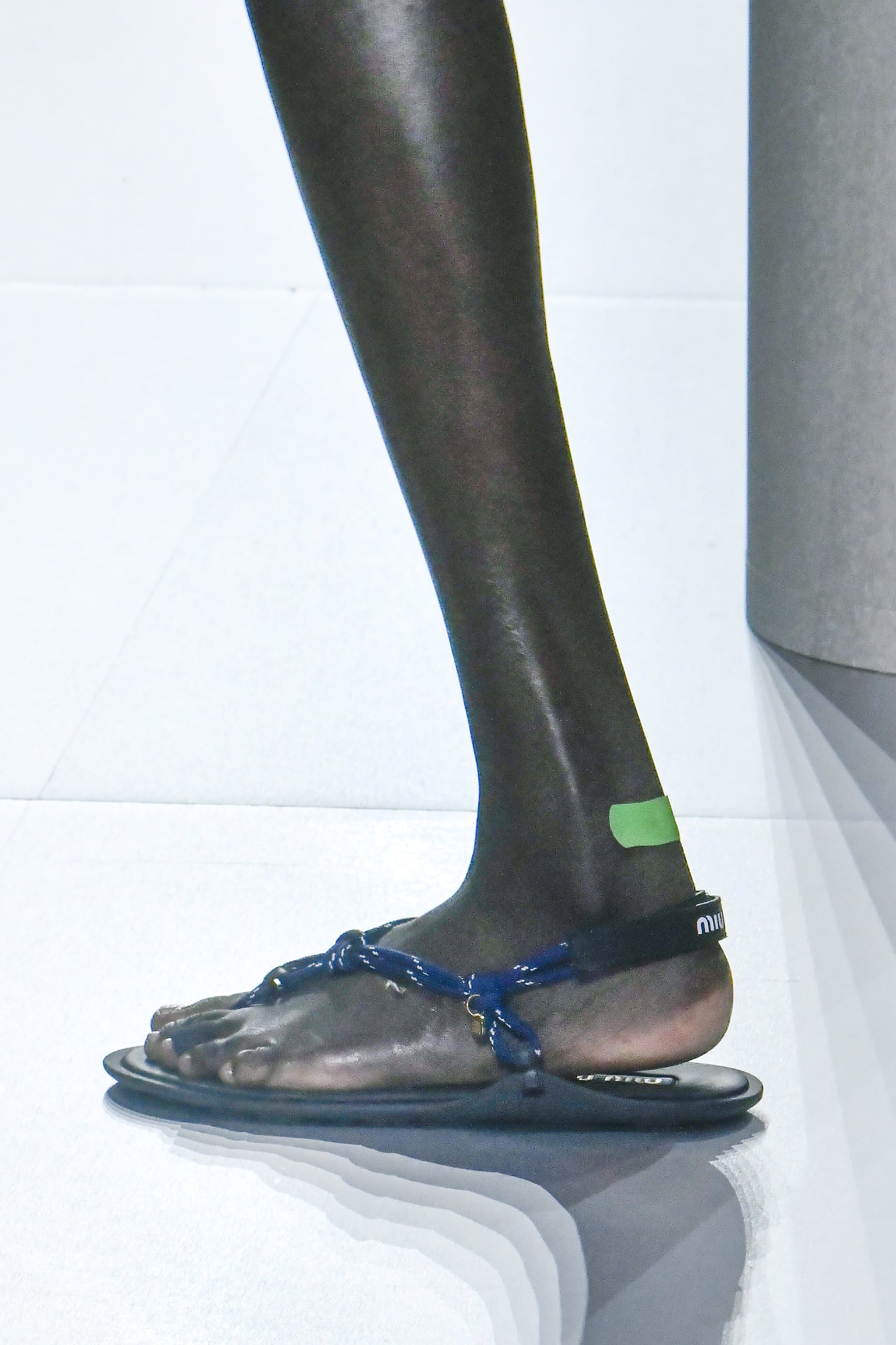 PARIS, FRANCE - 03 OCTOBRE : Un mannequin défile lors du défilé Miu Miu Prêt-à-porter Printemps/Été 2024 dans le cadre de la Fashion Week de Paris le 3 octobre 2023 à Paris, France.  (Photo de Victor VIRGILE/Gamma-Rapho via Getty Images)